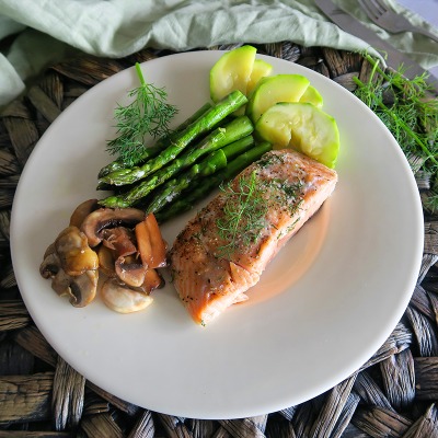 Lomo de Salmón al Horno con Espárragos y Calabacín
